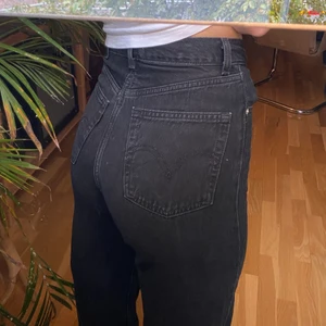 Svarta levis High loose  - Perfekt skick, knappt använda. Höga i midjan, lösa ben. Nypris 1299kr. Köparen står för frakt 💫