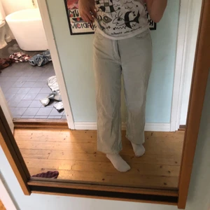 Shein vida byxor - Dessa jeans använder jag inte längre och därför säljer jag dem! De är i bra skick bara att knappen är lite lös.