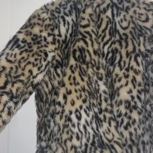 Säljer min snygga leopardjacka från H&M som inte finns kvar längre. Jackan är i bra skick och har luva och fickor samt ett fluffigt material. Står ingen storlek men skulle tippa på en  oversized S, vid intresse kan ja skicka fler bilder🤎🤎🤎