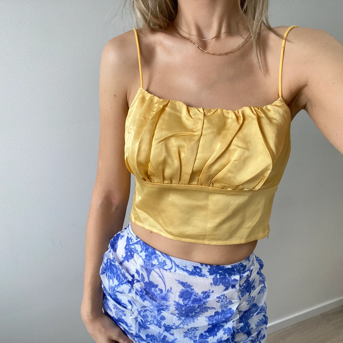 Gul satin topp 