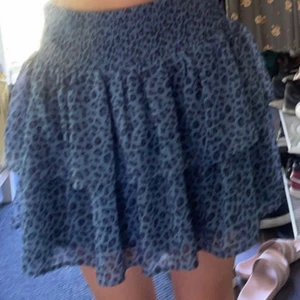 kjol - säljer min sparsamt använda kjol ifrån Kappahl barn avdelning 🤍i storlek 158/164 men passar som en S! +frakt