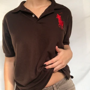 Brun ralph lauren - Underbar brun ralph lauren pike i fantastiska färger. Gott defetfritt skick. Köpare står för 57kr frakt. Visas på en s