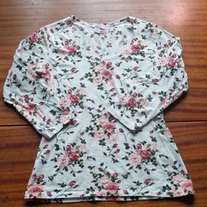 Blommor tröja - Tight modell urringad storlek m. 15 kr. Samfraktar vid köp av flera varor för 66 kr 💕❣