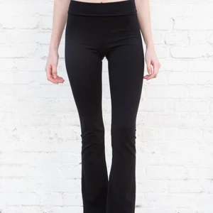 Lågmidjade yoga pants - Världens skönaste yoga pants, justerbara så man kan ha dom så lågmidjade/icke lågmidjade som man vill. Aldrig använda. Pris ej diskuterbart. Är ute efter en snabb affär 🥰 