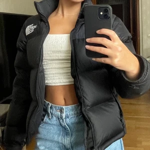 The north face jacka - Läggs upp igen pga oseriös köpare. Populära 1996 RETRO NUPTSE JACKA (dam) i XS men passar även S. Jackan är i nyskick, rökfri och djurfri. Frakt tillkommer. Buda. OBS första bilden och sista bilden är mina bilder!!!!  