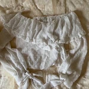 Spetsblus  - Snygg croppad blus med många detaljer överallt.