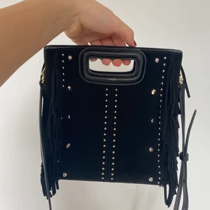 Maje Väska  - Intressekoll min jättefina maje väska köpt för några månader sen på NK. Jättefint skick i storlek M. Köpt för 2700kr. Kvittot är borttappat men har en bild på prislappen som bevisar att den är äkta. Kontakta mig för mer info💕 Säljer dirket om jag skulle få ett bra pris