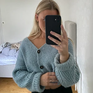 Stickad kofta från NAKD - Jättefin blå kofta från NA-KD I STORLEK XXS( passar mig som är XS/S) 
