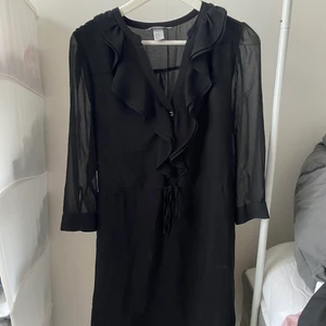 VardagsKlänning - Svart enkel vardagsklänning från H&M, använd fåtal gånger.