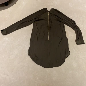 Lång grön tröja med guld detaljer - Lång grön tröja med guld detaljer. Inte riktigt min stil längre med den var jätte fin när jag använde den.