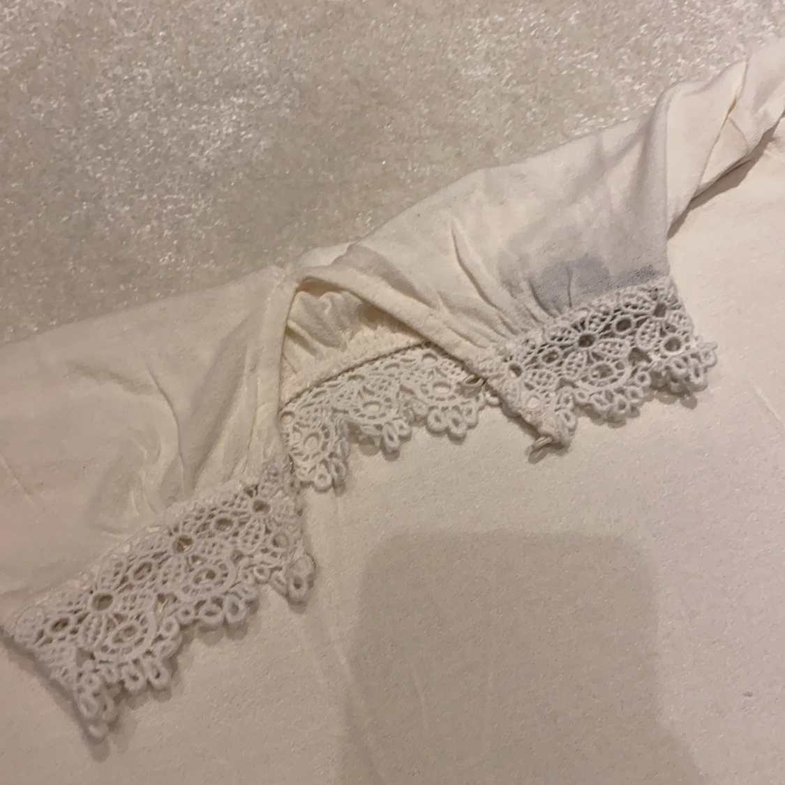 Vit tröja med fina detaljer - 91