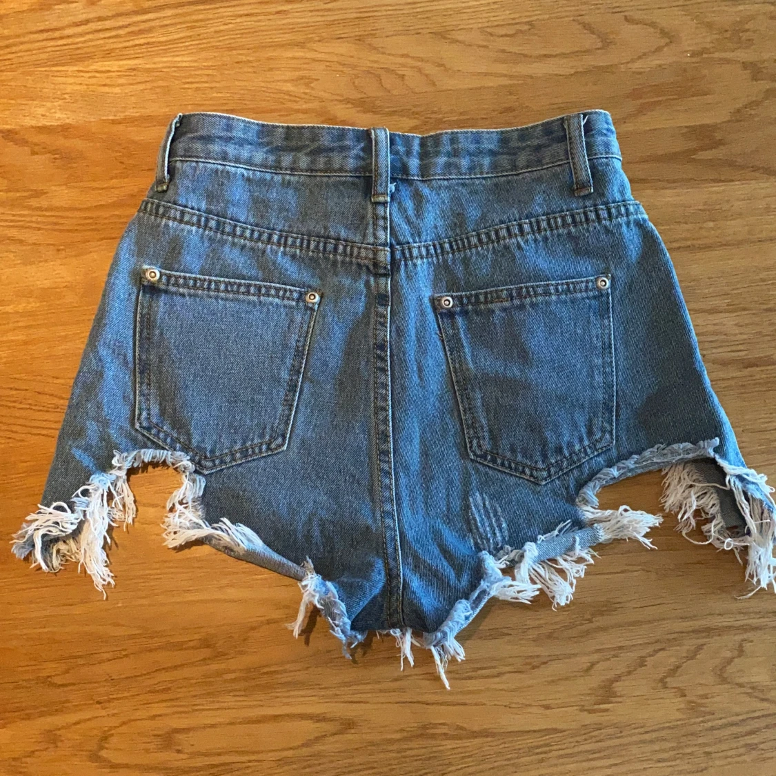Slitna shorts från PrettyLittleThing - 90