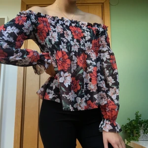 Blommig off-shoulder i meshmaterial  - Denna otroligt fina off-shoulder från GinaTricot kommer tyvärr inte till användning längre. Det perfekta blommiga mönstret för en riktig höstkänsla🍂 Tröjan är gjord i ett mesh-liknande material, vilket ger den en ganska festlig feeling. Tips: styla med ett par skinnbyxor!! Fraktavgift ingår inte i angivet pris