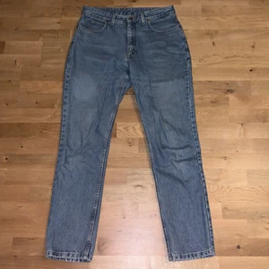 Lee jeans  - Blåa lee jeans, bra skick. Lappen är borta så vet ej storlek men jag är 193cm se bild 3 för bild med dem på mig och avgör själv. 