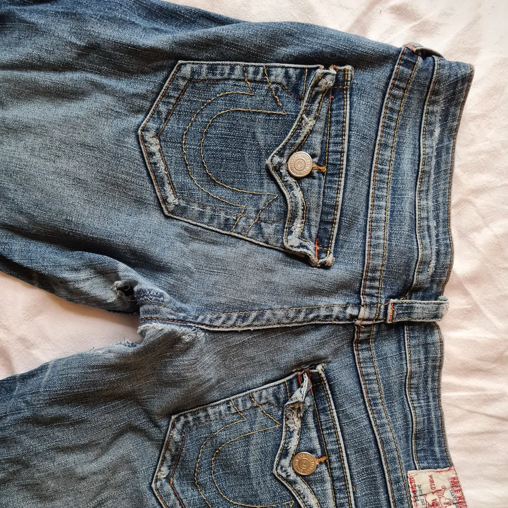 True religion jeans! Fraktar eller möts på Södermalm. Har ett litet hål bredvid högra ficka (se andra bilden). Jeans & Byxor.