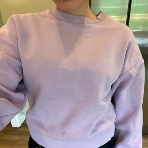 Lilla sweatshirt  - Säljer denna snygga sweatshirt ifrån Gina tricot för 80kr+frakt💕