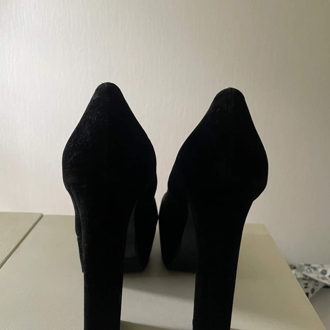 Svarta pumps i mockaimitation - 90