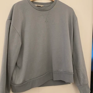 Sweatshirt  - Sweatshirt från primark, storlek M, passar både XS, S beroende på hur man vill att den ska sitta, knappt använd