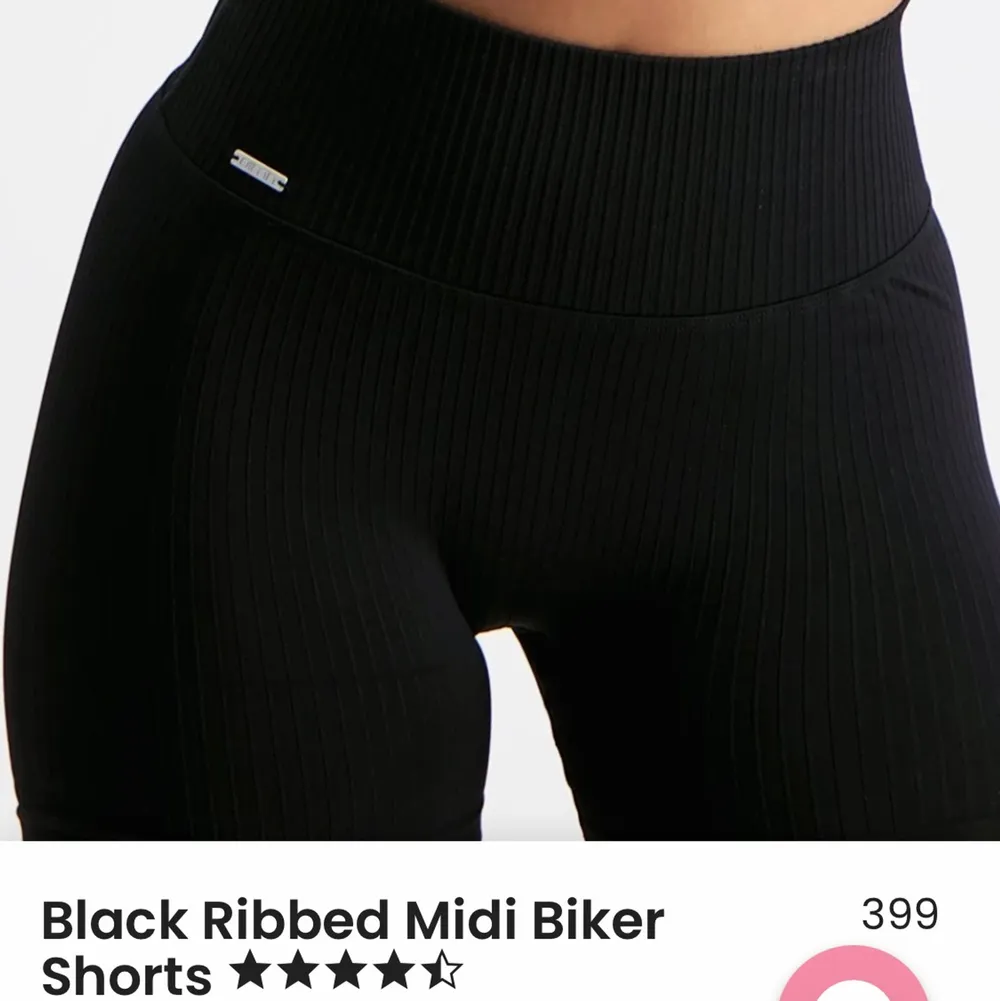 Svarta ribbade träningsshorts från Aimn, storlek XS. Modellen heter ”black ribbed midi biker shorts”. Riktigt sköna och sitter som en smäck. Nypris 399kr, knappt använt.. Shorts.