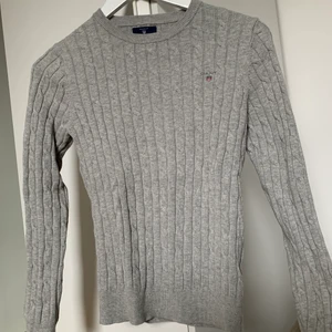 Gant kabelstickad tröja - Säljer min kabelstickade Gant tröja, den är i storlek XS köpt från damavdelningen. Den är i mycket bra skick och knappt använd. Nypris 1299kr och säljer nu för 350kr.