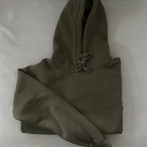 Militärgrön hoodie  - Militärgrön hoodie, strl S (lite nopprig men går säkert att raka bort). Kan skickas spårbart med postnord mot fraktkostnad 🥰