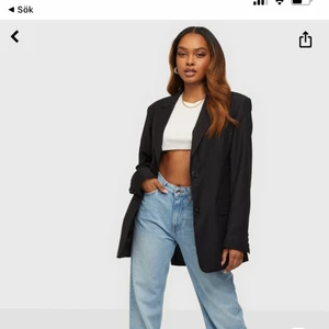 Oversized svart blazer från Nelly  - Jag säljer min oversized svarta blazer, nypris 599kr och är i nyskick. Storlek 40/M men passar för större storlekar. Du står för frakt! Pris går att diskuteras.