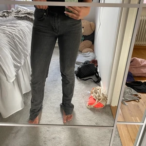 Byxor - Populära zara byxor i en grå färg med slits längst ner. Säljer då de är för små för mig