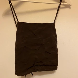 Linne med öppen rygg - Ett linne från hm med öppen rygg, den är i storlek M men skulle säga att den passar dem flesta med både mindre och större då man kan anpassa storleken med banden man knyter🤍