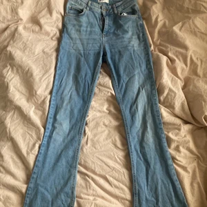 Flare jeans - Dessa jeansen är ifrån ginatricot. Minns inte vad jag betalade för dom. Väl använda. Jag är 170cm lång och dom är en perfekt längd på mig. Jag betalar tyvärr inte frakten.
