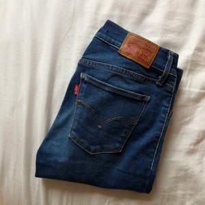 Säljer ett par lågmidjade Levi’s jeans i modellen ”Levi’s 710 super skinny” superfina och med mycket stretch!😍⭐️💘⚡️🌸 liten defekt på sömmen på en av fickorna. Passar XS-M