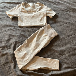 Aimn set - Säljer detta aimn setet, kan också säljas separat. Tröjan stl XS 200 kr, tights stl M 350kr. Hela setet för 400kr🤍 aldrig använt 