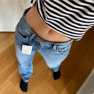 Mid raise jeans Zara - INTE SÅLDA!! Säljer mina populära jeans från Zara, de är väl använda men inga synliga skador alls, det är den medel blåa färgen som då är den som har varit slutsåld ett tag nu, det är storlek 34 men skulle passa en 36:a också då de är lite uttänjda😘 INTE SÅLT