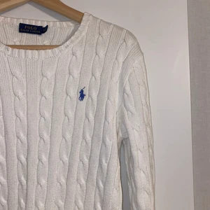 Stickad Ralph Lauren - Jättefin ribbstickad ralph lauren tröja i storlek M. Använd fåtal gånger och säljer pga ej kommit till användning😍