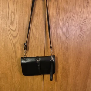 Väska Läder - Medium-stor väska från Åhlens. Tre fack med massa minifack inuti. Kan mötas upp likväl som skicka på posten! Kramar 🥰🥰