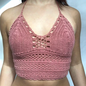 Virkad topp - Intressekoll på söt virkad topp i fin färg köpt i grekland! Visas på en S men uppskattas passa bättre på en M. Köpare står för frakt på 24kr