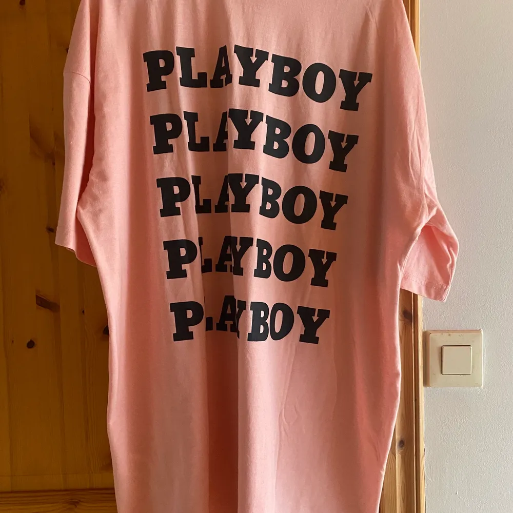 Rosa t-shirt med Playboy, använd en gång så i ny skick ä, säljer då jag inte gillar rosa tyvärr, den är oversized 🤍. T-shirts.