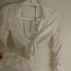 Croppad topp  - Croppad topp från nakd storlek 34