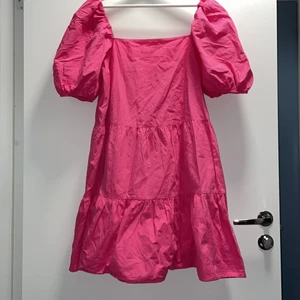 Klänning  - Klänning med puffärmar, använd 1 gång☺️