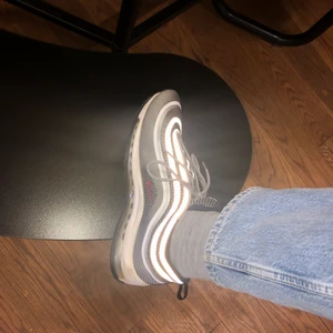 Nike air max 97 silverbullet - Säljer nu ett par nike air max 97 silver bullet från 2016. Bra skick, extremt sköna och tidsren design