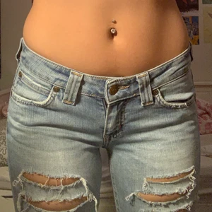 Lågmidjade jeans - Asballa jeans med coola slitningar på hela framsidan ger assnygg passform👌