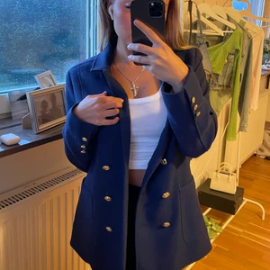 Kappa - Blå kappa ifrån H&M i storlek 38. Inga defekter. Frakt tillkommer, meddela vid frågor eller intresse 🤎