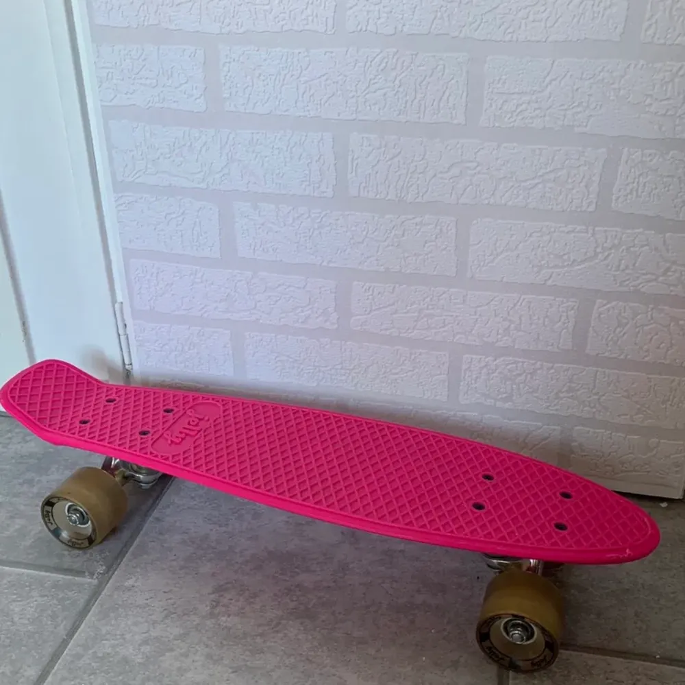 Liten rosa skateboard som är rolig att åka med på sommaren. Nypris ca 299kr. Övrigt.