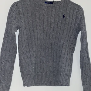 Ralph lauren  - Ralphlaruren kabelstickad tröja storlek xs ordinarie pris 1299kr säljes för 500kr använd ett fåtal gånger är i mycket gott skick 