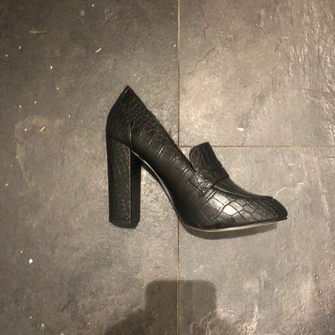 Snygga svarta klackskor