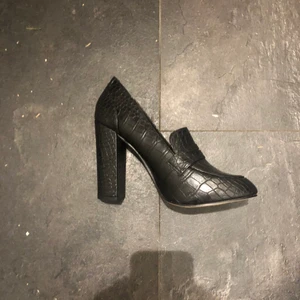 Snygga svarta klackskor - Svarta klackskor i krokodilmönster från Just Fab. Strl 38/39