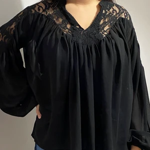 Blus XS - Säljer en svart blus strl XS från bikbok för 50kr 