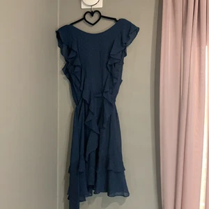 Klänning blå  - Jättefin klänning men öppen rygg. Den är från nelly.com i storlek 40. Använder tyvärr inte längre annars jättefin. 