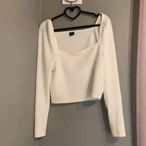 Gina tricot topp vit - Large. Lite få fläckar men de syns knappt när man har på sig den. Går säkert bort i tvätten. 