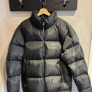 Axel arigato jacka storlek L - Axel Arigato puffer jacka köpt förra vintern andvänd välidgt lite pga ny inköpt jacka jackan är perfekt för vintern. Köpt på Axel arigsto butiken i Stockholm  Skick som ny   Nypris 4000kr