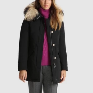 Woolrich jacka - Säljer min superfina woolrich jacka som var köpt förra vintern och använd några fåtal gånger. Den är iprincip i ny skick, inga hål eller defekter. Jackan är självklart äkta och köpt på woolrich butiken i sturegallerian. Nypris var 8600, säljer då den inte längre är min stil. Skickar gärna fler bilder privat vid intresse☺️